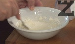 В отделен съд смесваме нишестето, брашното и няколко лъжици от млякото. Размесваме добре до получаването на гъста кашичка.
