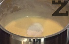 Загряваме останалото количество прясно мляко, прибавяме го на тънка струйка към жълтъците, като разбъркваме непрекъснато. Смесваме съдържанието на двете купи, връщаме в тенджерата. Загряваме на по-ниска температура, като следим крема да не заври. В самия край поръсваме с ванилова захар. Оставяме кре