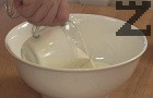 Разбиваме на сняг и в суха купа охладената сметана. Прибавяме я към добре охладения крем.
