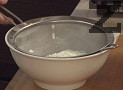 Приготвяме медения блат. Пресяваме брашното и бакпулвера в отделна купа.
