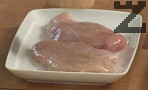 Овкусяваме пилешкото филе със сол и черен пипер. Запечатваме месото в сгорещен зехтин, запържваме до златисто.