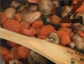 Прибавяме морковите, посоляваме, поръсваме с черен пипер. Нарязваме пилето на жулиени, поднасяме с гарнитурата. Пилешкото месо може да се замени с пуешко.