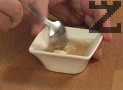 Разтваряме желатина в 1-2 с.л. студена вода.