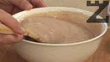 Разбъркваме, прибавяме към сметаната. Разбъркваме с дървена шпатула, само в една посока.