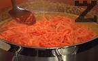 Добавяме настърганите моркови, целина и джинджифил. Поръсваме с къри и червен пипер.