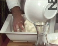 В дълбока купа смесваме предварително пресятото брашно, солта и около 500 мл хладка вода. Замесваме меко тесто, разделяме го на три еднакви топки. Разточваме парчетата на средно тънки кори. Намасляваме всяка една от тях, оставяме за кратко тестото да отпочине.