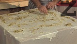 Издърпваме първата кора, изтъняваме я, оставяме я да изпръхне. Накъсваме краищата, поръсваме равномерно с част от плънката.