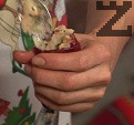 Отцеждаме чушките, пълним ги с приготвената смес.