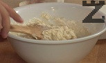 Пресяваме брашното, смесваме с бакпулвера. Посоляваме, добавяме млякото, като непрекъснато разбъркваме.