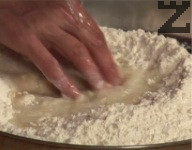 Приготвяме тестото. Смесваме предварително пресятото брашно с 1 ч.ч. хладка вода, сол и олио. Разбъркваме много добре, замесваме меко тесто. Оставяме го да почине.