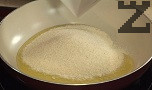 Запържваме пшеничния грис в малко краве масло.