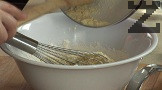Прибавяме пшеничния грис, разбъркваме.