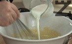 Наливаме прясното мляко.