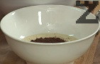 Отделяме 1/3 от сместа, размесваме с горчивото какао.