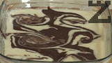 С нож или шпатула оформяме няколко спирали. Запичаме на 180 градуса до готовност. След като реването се изпече, го оставяме да изстине. Нарязваме го на ромбчета.