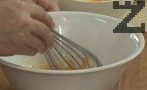 Първо се загрява фурната на 150С. Разбиваме жълтъците за кратко заедно със захарта и ванилията, размесваме добре.