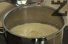 След като се загрее, прибавяме шоколада, разтопяваме го.