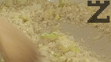 Прибавяме ориза, разбъркваме добре, пържим за 1 мин.
