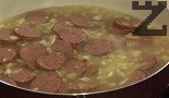Заливаме с кубчетата бульон, разтворени в 750 мл гореща вода.