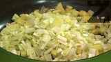 Нарязваме праза и картофите, изпържваме до златисто в 6 с.л. сгорещено олио, като разбъркваме непрекъснато. Посоляваме, прехвърляме в тава.