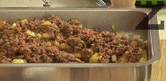 Прехвърляме каймата върху картофите, поливаме с 1 к.ч. вряла вода, разбъркваме. Печем в средата на умерено загрята фурна, на 180 градуса, за 40-45 мин.