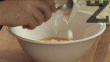 Приготвяме заливката. Разбиваме яйцата, добавяме киселото мляко, посоляваме. Разбъркваме до получаването на еднородна каша.