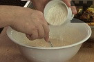 Поръсваме с 1 с.л. брашно, поливаме заливката равномерно върху мусаката.