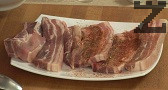Нарязваме на филийки свинските гърди. Смесваме добре подправките за сухата марината, поръсваме върху месото, втриваме добре. По възможност оставяме гърдите да престоят известно време, за да се мариноват.