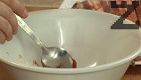В отделна купа смесваме виното с кетчупа. Разбъркваме добре, наливаме олио. Добавяме стафидите и соевия сос. Поръсваме със захар, наливаме оцет.