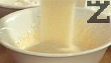 Добавяме и пшеничния грис, поливаме с лимонова есенция. Разбъркваме с дървена лъжица или шпатула.