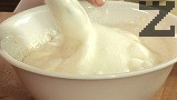 След като се смесят добре съставките, прехвърляме и разбитите белтъци. Внимателно смесваме отдолу нагоре, като се стараем да запазим пухкавата консистенция на сладкиша.