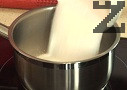 Приготвяме сиропа. Заливаме захарта с около 300 мл вода.