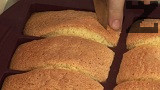 Правим диагонален прорез по повърхността на реванетата, заливаме с топлия сироп.