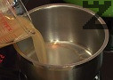 Приготвяме качамака. Разтваряме гъбения бульон в 300 мл гореща вода.