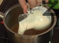 Наливаме 200 мл прясно мляко, изчакваме сместа да заври.