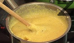 Постепенно сипваме качамака, като разбъркваме непрекъснато. Бъркаме на умерен огън, докато качамака стане готов.