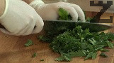 Нарязваме на ситно копривата.