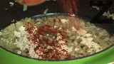 Поръсваме с брашно, оттегляме тенджерата от котлона и добавяме червен пипер по желание.
