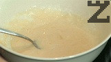 Приготвяме застройката. В купа смесваме киселото мляко и яйцето, посоляваме.