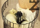 Пасираме дробчетата, заедно с 2 от сварените яйца и останалите продукти.