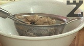 Претриваме през цедка с помощта на шпатула.