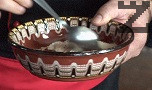 Размесваме добре сухите съставки за маринатата.