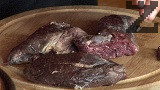Режем месото на равни късове, по 200-250 г всяко парче. Почистваме само по-дебелите ципи.