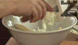 В отделна купа смачкваме бананите, прибавяме киселото мляко. Поръсваме със сода и ванилова захар, продължаваме да разбъркваме.