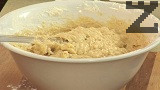 Постепенно прибавяме предварително пресятото брашно, размесваме само в една посока.