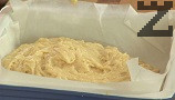 Намасляваме и покриваме с хартия за печене правоъгълна форма с дължина 20-24 см. Изсипваме лепкавото тесто, поставяме в умерено затоплена фурна. Печем на 180 градуса в продължение на 50-60 мин. С шишче проверяваме дали сладкиша е готов. Вадим сладкиша, обръщаме го върху решетка, изчакваме да изсти