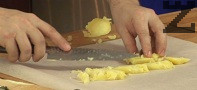 Разрязваме картофа на колелца, поставяме го върху хартия за печене.