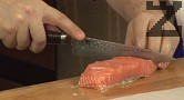 Отгоре поставяме сьомгата, като предварително сме отстранили кожата.