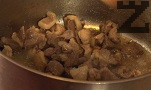 В отделен съд поставяме зелето. Наливаме малко вода, задушаваме и омесваме със запърженото месо.