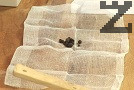 В марля слагаме зрънцата черен пипер и бахар. Завързваме марлята, поставяме при джолана.